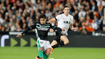 Cucho, en su gol al Valencia.