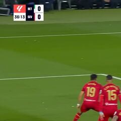 El penalti del derbi sevillano que ha indignado a la afición del Barça