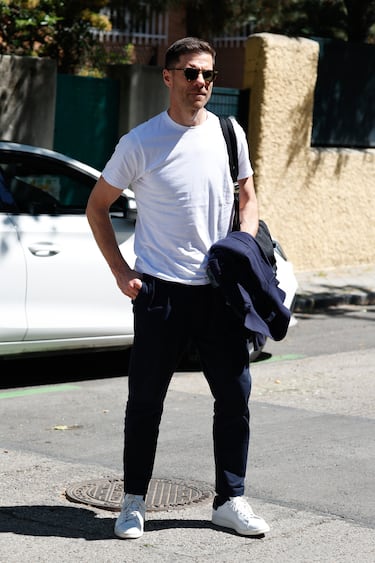 El nuevo entrenador del Real Madrid, Xabi Alonso, llega a su casa en Madrid. 