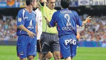 <b>ENFADO. </b>Pino mostró la tarjeta amarilla a un indignado Contra.