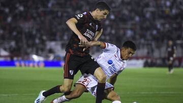 BUENOS AIRES, ARGENTINA - SEPTEMBER 14: Ignacio Fernandez of River Plate fights for the ball with Cesar Ibanez of Huracan during a match between Huracan and River Plate as part of Superliga Argentina 2019/20 at Tomas Adolfo Duco Stadium on September 14, 2019 in Buenos Aires, Argentina. (Photo by Marcelo Endelli/Getty Images)