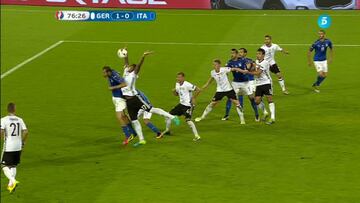 Italia empató tras un penalti
claro de Boateng por mano