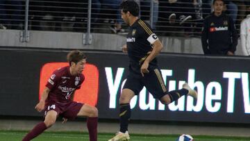 AME6692. LOS ANGELES (ESTADOS UNIDOS), 31/01/2019.- El jugador Carlos Vela de Los Ángeles Football Club (d) disputa el balón con Hirotaka Mita (i) de Vissel Kobe este jueves durante un partido amistoso entre Los Ángeles Football Club y Vissel Kobe en el Bank Stadium en Los Ángeles, California (Estados Unidos). EFE/Armando Arorizo