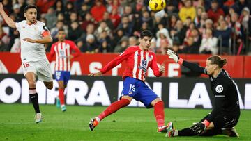 Nyland hace una decisiva intervención en un mano a mano con Morata.