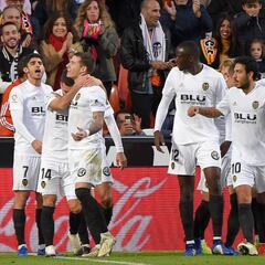 El Valencia se activa con Mina y acorrala a Míchel