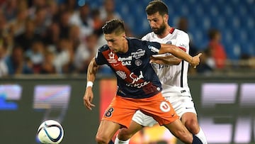 Jonas Martin protege el bal&oacute;n ante Lavezzi. 