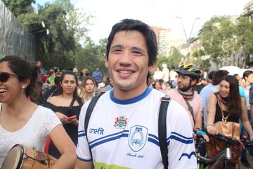 Hinchas de distintos clubes llegaron hasta Plaza Italia para ser parte de la manifestación más masiva. Hasta los archirrivales se tomaron fotografías juntos.