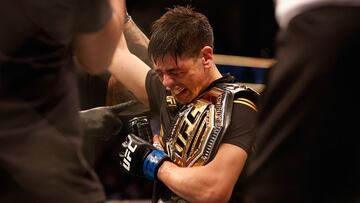 Brandon Moreno celebra su victoria sobre Deiveson Figueiredo en el UFC 263