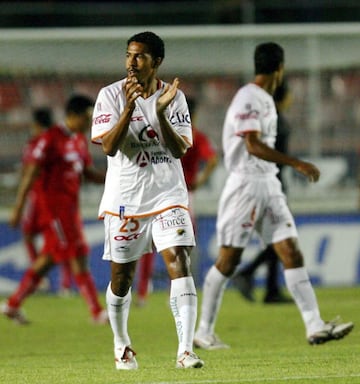 Isella debutó con las Chivas, pero su oportunidad de jugar un Clásico llegó con el América en el Clausura 2008, en la derrota de 3-2 de su conjunto.