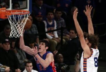 Ersan Ilyasova trata de convertir una canasta ante Robin López.