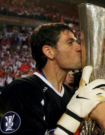 Palop besando el trofeo de la Copa de la UEFA tras vencer al Middlesbrough en la final. (2006)