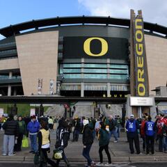 Former Oregon football player sues NCAA for $100M