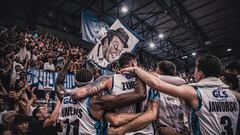Los jugadores del Nápoles Basket, entre los que se encuentran Tariq Owens, Tomislav Zubcic y Justin Jaworski, celebran con su afición el buen inicio de temporada.