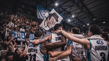 Los jugadores del N¨¢poles Basket, entre los que se encuentran Tariq Owens, Tomislav Zubcic y Justin Jaworski, celebran con su afici¨®n el buen inicio de temporada.