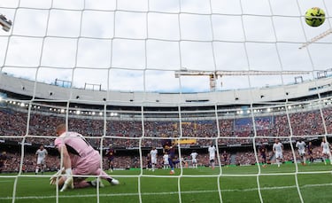 Raphinha marca de penalti el 1-0 al Sevilla. 