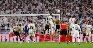 3-3. Córner que remata Aurelien Tchouameni y Álex Remiro, pese a ir al centro el balón, no puede evitar que suba el tercer tanto del Real Madrid.