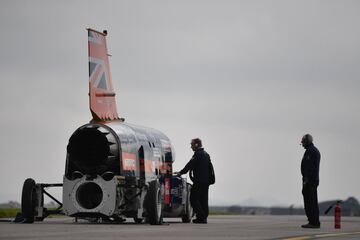 El Bloodhound SSC Supersonic diseñado por el aerodinamista de 87 años Ron Ayers en colaboración con Richard Noble, tiene previsto alcanzar el récord de los 1.609 kilómetros por hora en el desierto Hanskeen Pan de Sudáfrica.