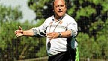 <B>EN EL AIRE</B>. A falta de una sola jornada, Flores no conoce su futuro.