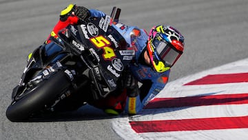 El piloto español de MotoGP, Fermin Aldeguer (Gresini Racing MotoGP), rueda con su nueva moto durante la primera sesión de los entrenamientos del Test Oficial de Barcelona para la temporada 2025.