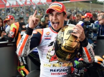 Márquez ganó su segundo mundial en MotoGP (cuarto mundial en total) en el Gran Premio de Japón. En la imagen, Marc Márquez celebra la victoria en Motegi. 