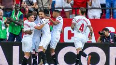 SEVILLA. 17/09/2023.- Los jugadores del Sevilla celebran el primer gol del equipo sevillista durante el encuentro correspondiente a la quinta jornada de primera división disputado hoy Domingo frente a Las Palmas en el estadio Sánchez Pizjuán, en la capital andaluza. EFE/ Raúl Caro.
