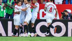 Ramos acude a felicitar a Lukebakio por el gol de la victoria del Sevilla.