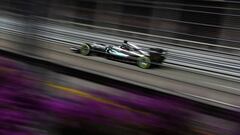 Hamilton, con el Mercedes durante el GP de Singapur en Marina Bay.