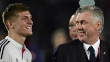 Kroos con Ancelotti tras ganar el Mundialito.