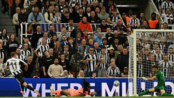 Newcastle's English midfielder #11 Harvey Barnes (L) eyes the ball after an attempt to score as Barcelona's Spanish goalkeeper #13 Joan Garcia (R) stretches to stop the ball during the UEFA Champions League first round football match between Newcastle United FC and FC Barcelona at St James' Park in London, on September 18, 2025. (Photo by Oli SCARFF / AFP)