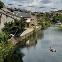 El pueblo de 100 habitantes que comparten España y Portugal y tiene dos husos horarios