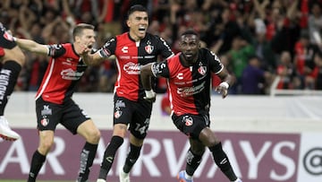 Julián Quiñones celebra uno del los goles del Atlas frente a Philadelphia en Concacaf