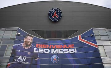 Numerosos aficionados del Paris Saint-Germain se han agolpado en la puerta de la tienda oficial del estadio para conseguir una camiseta del astro argentino.