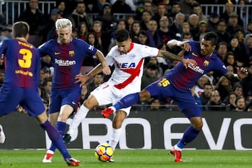 Hernán Pérez entre Rakitic y Paulinho.