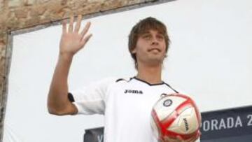 <b>GRAN EXPECTACIÓN. </b>Canales se enfundó ayer su nueva camiseta.