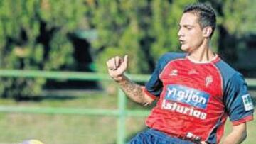 <b>PREPARADO. </b>Jairo controla el balón durante un entrenamiento del Sporting en Mareo.