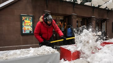 Trabajador limpia la nieve de una calle tras tormenta invernal en la ciudad de Nueva York.