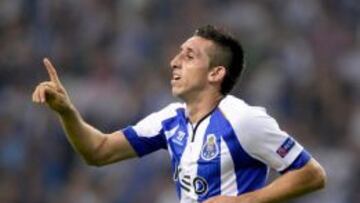 H&eacute;ctor Herrera celebrando un gol con el Porto.