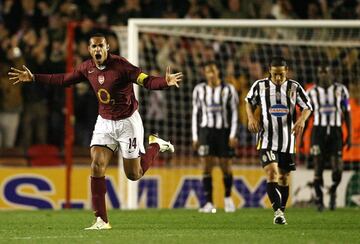 Thierry Henry es el máximo goleador de la Historia de Francia y del Arsenal. "Tití" ganó Mundial y Eurocopa  con Francia y la Champions League con el Barça en 2009. 