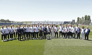 Los asistentes al acto posan con la Copa de la Liga.
