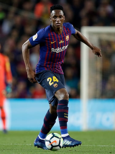 Previo pago de 12,4 millones al Palmeiras, Mina llegó al FC Barcelona en enero de 2018. En los siete meses que vistió de azulgrana disputó 6 partidos, 5 de liga y uno de Copa del Rey. 
En verano de ese mismo año se marchó al Everton.