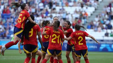 LYON, 03/08/2024.- La defensora de España Irene Paredes celebra su gol con su compañeras de equipo durante el partido de cuartos de final de fútbol femenino de los Juegos Olímpicos de París 2024, disputado en el Estadio de Lyon (Francia). EFE/ Kiko Huesca