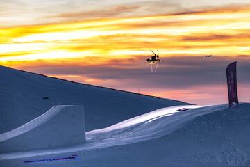 Sesión de saltos al atardecer en el Snowpark Sulayr, en Sierra Nevada, durante el Día de Andalucía 2019.