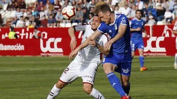 Manaj forcejea por el balón en el partido entre Albacete y Oviedo.