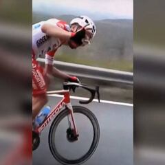 Captan a Simon Pellaud comiendo bocadillo en el Giro