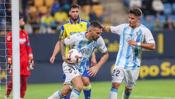Dioni recoge el balón tras marcar el 2-1 en el Cádiz CF - Málaga CF.