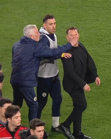 Mourinho vuelve a ser centro de la polémica tras agarrar de la nariz a su homólogo del Galatasaray, Okan Buruk. El incidente ha desatado un gran revuelo en redes sociales y numerosas críticas en el país, incluso entre los aficionados del Fenerbahçe, que han condenado su actitud.
