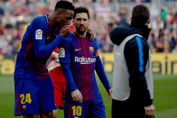 Yerry Mina y Leo Messi.