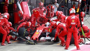 Vettel para en boxes en Silverstone. 