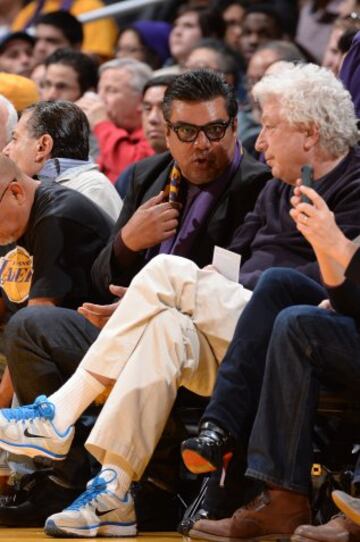 George Lopez y Avi Lerner en el Golden State Warriors-Los Angeles Lakers.