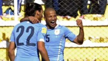 Martín Cáceres (autor del 10) celebra con Carlos Sánchez.